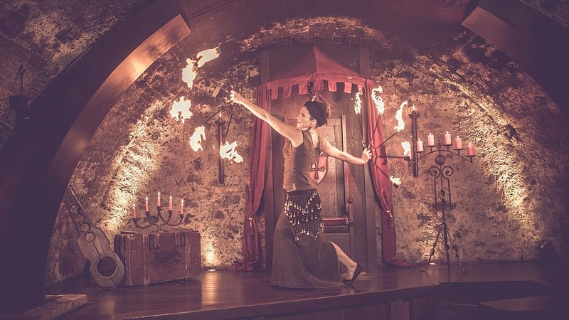 Frau die eine Show mit Feuerfackel aufführt