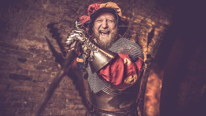 Mann in Ritterrüstung sticht mit einem Hellebarde zu