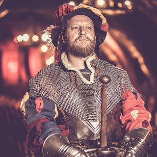 Mann in Ritterrüstung und Schwert