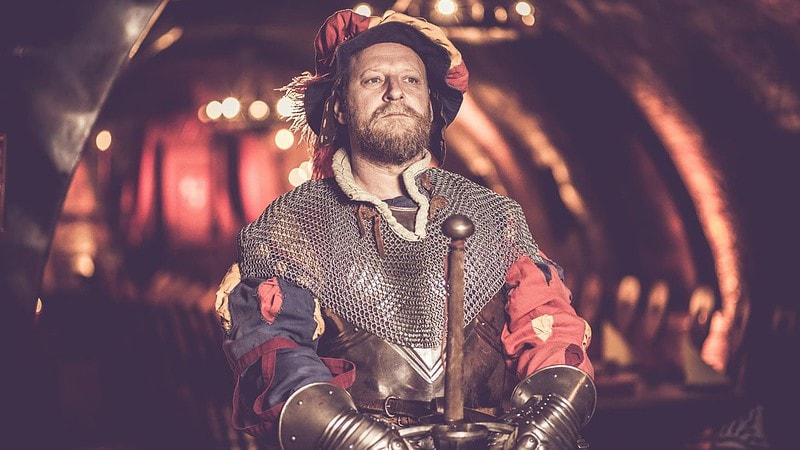 Mann in Ritterrüstung und Schwert