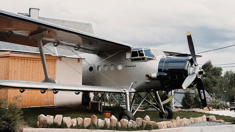Umgebaute Antonov steht im Garten, Ansicht von vorn seitlich