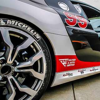 Audi R8 V10 mit geöffneter Tür selber fahren auf dem Lausitzring