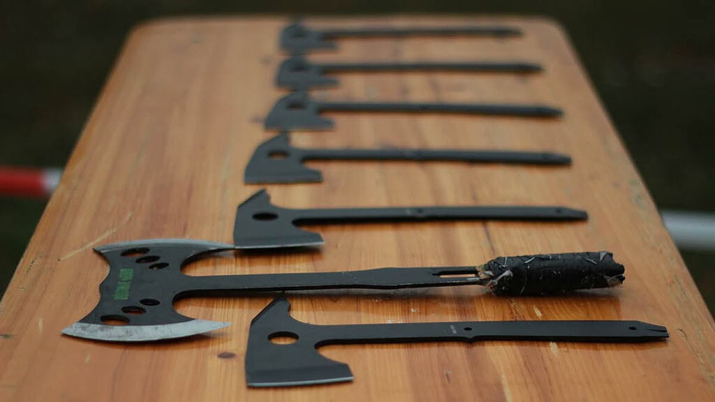 Axt-und Messerwerfen in Berlin Äxte in einer Reihe auf eienm Tisch angeordnet Äxte in einer Reihe auf eienm Tisch angeordnet.