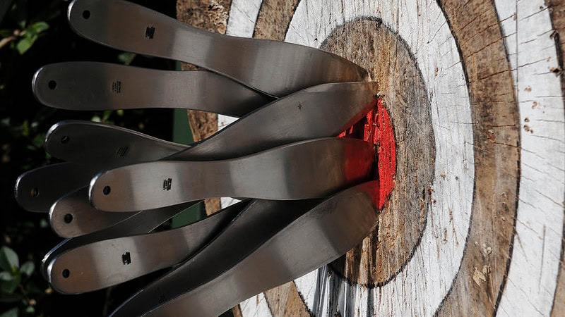 Viele Messer in der Mitte der Zielscheibe.