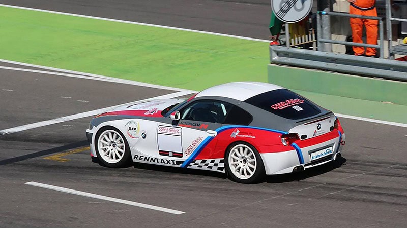 BMW Z4 auf einer Rennstrecke