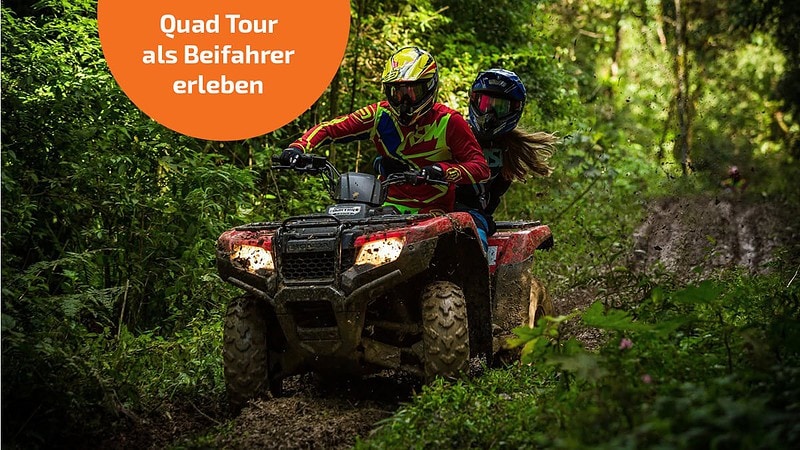 Quad mit Beifahrer durch den Wald