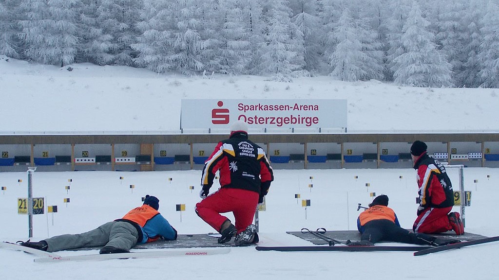 Biathlon-in-Altenberg.jpg Biathlin in Altenberg-Teilnehmer beim Schießstand
