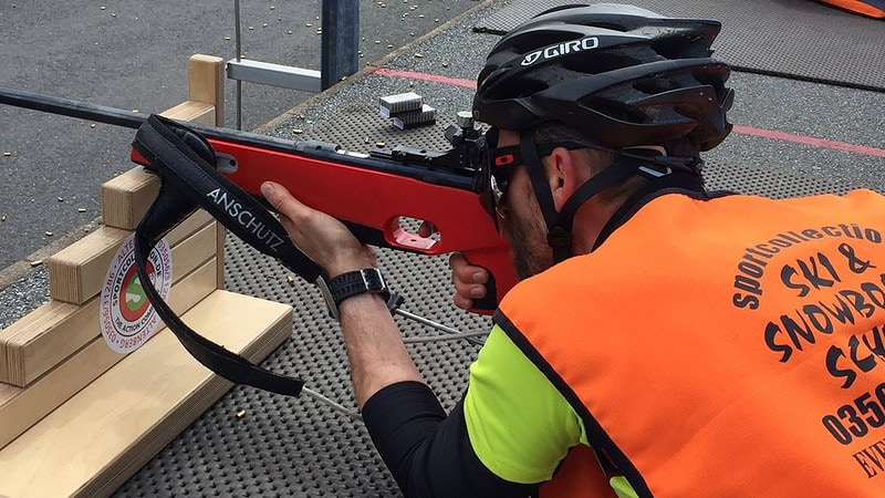 Biathlin in Altenberg-Teilnehmer schießt auf Zielschreibe