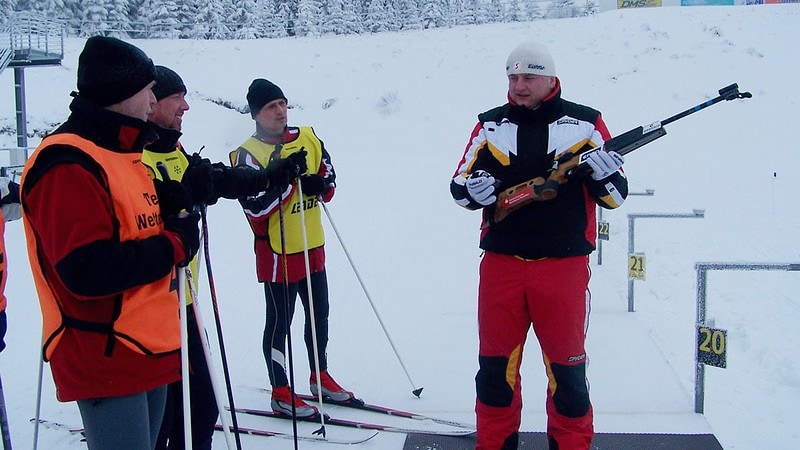 Biathlin in altenberg- Teilnehmer des Kurses bekommen Erklärungen