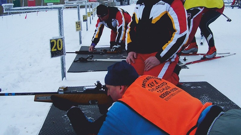 Biathlin in Altenberg - Teilnehmer schießen auf zielscheibe