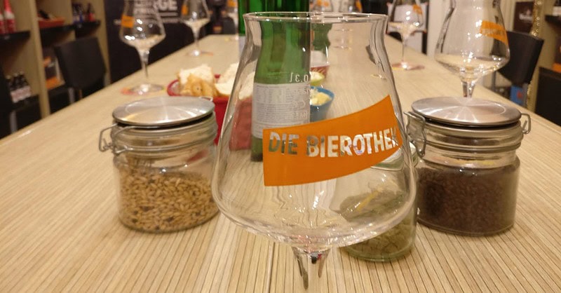 Bierglas steht auf dem tisch bei der Bierverkostung in Leipzig