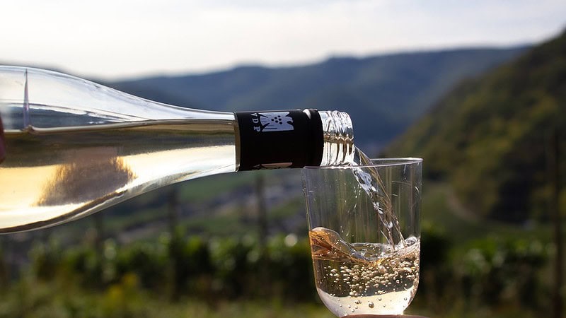 Im Focus wird Wein eingeschenkt in Ahrtal