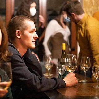 Weinverkostung in großer Gesellschaft in Köln