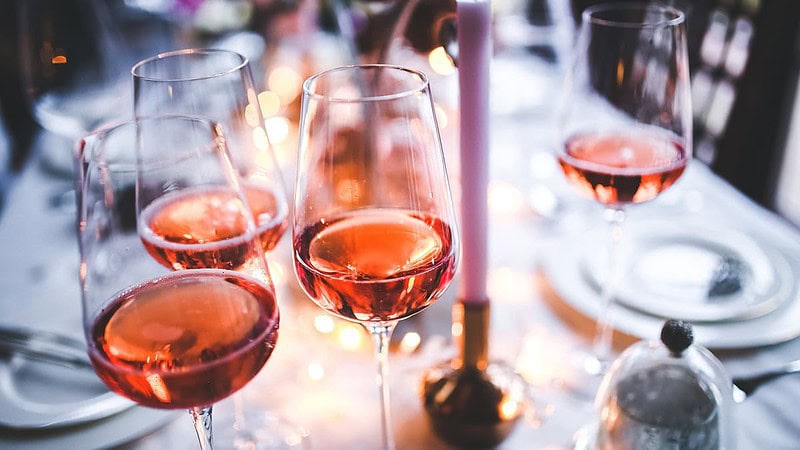 Rotwein auf einem gedeckten Tisch