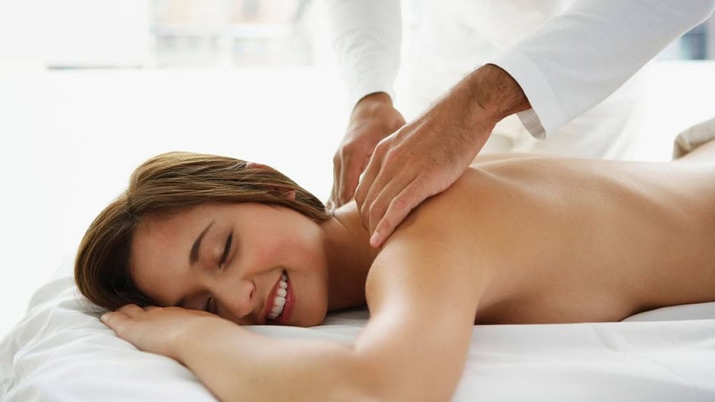 Bilder-Wellness-Pirna2.jpg Frau wird massiert