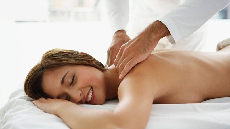 Frau wird massiert