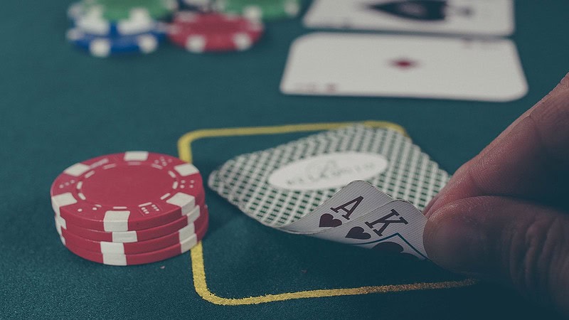 Finger heben verdeckte Karten an beim Black Jack Abend in Dresden