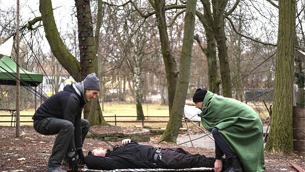 Blackout Tageskurs in Berlin Zwei Männer beim Trage heben Zwei Männer beim Trage heben.