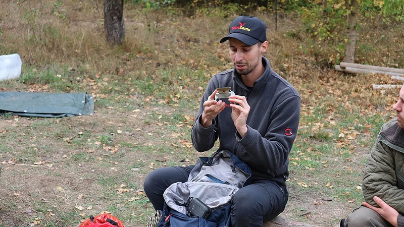 Mann mit Schachtel in der Hand.