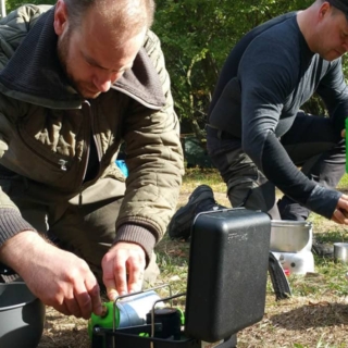 Zwei Männer am Camping-Kochen