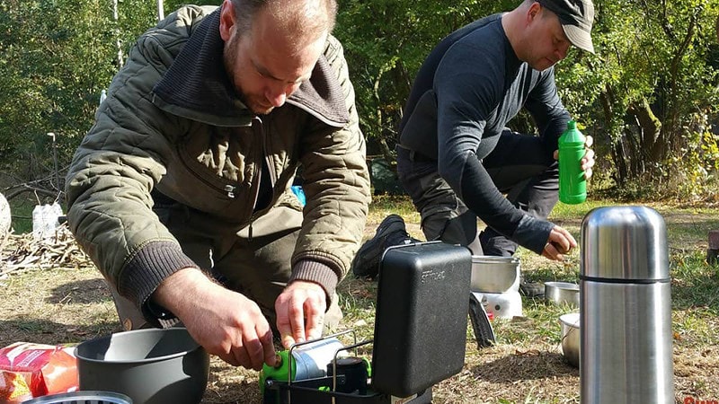 Zwei Männer am Camping-Kochen