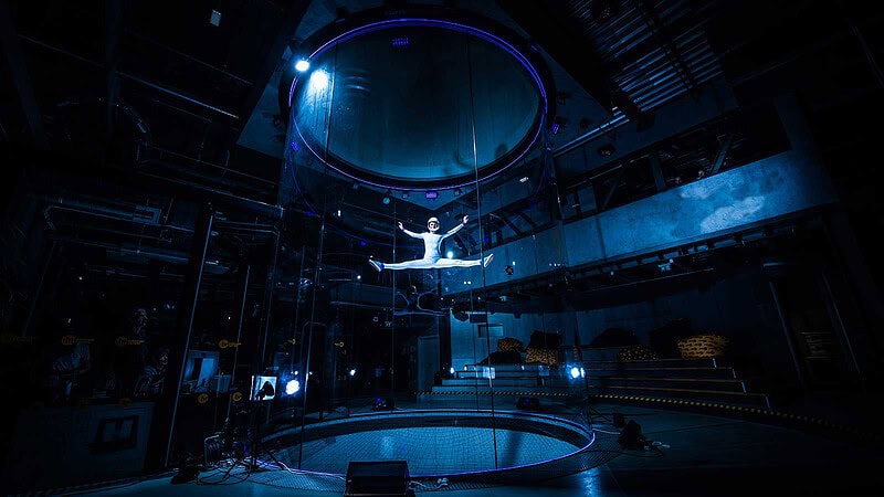 Person fliegt im Windkanal hoch beim Bodyflying bei Berlin