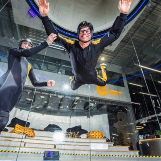 Mann fliegt im Windkanal beim Bodyflying bei Berlin