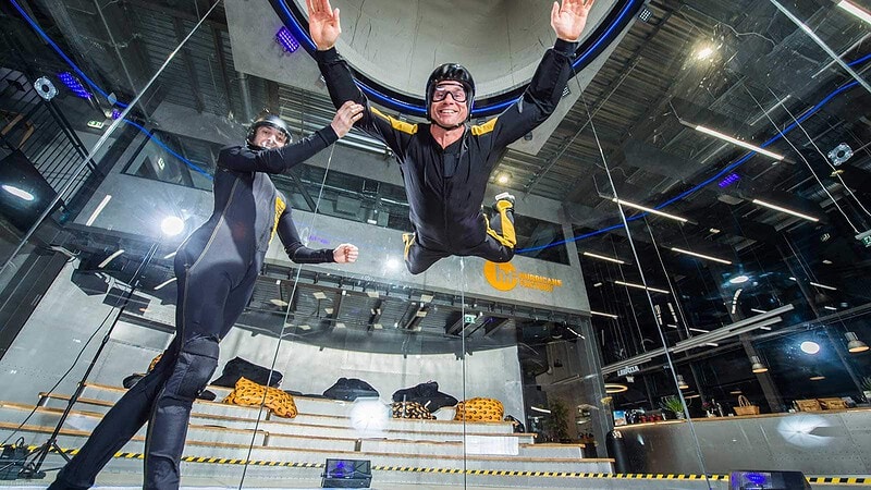 Mann fliegt im Windkanal beim Bodyflying bei Berlin