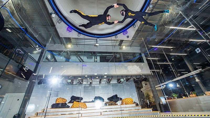 Zwei Personen fliegen an die Decke beim Bodyflying bei Berlin