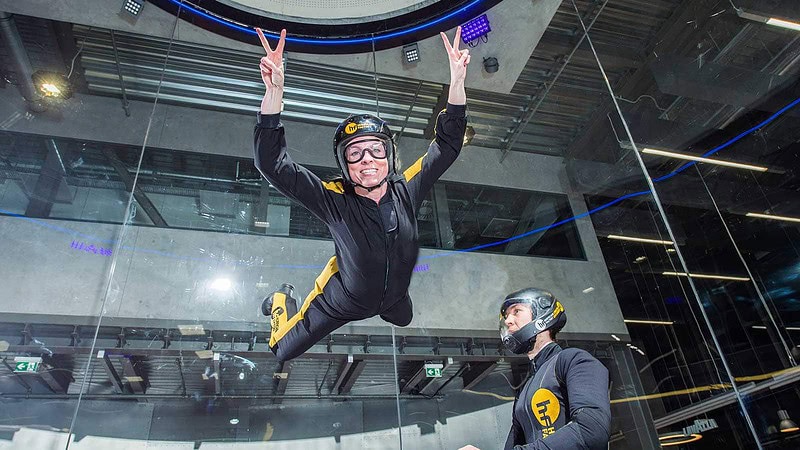 Frau fliegt in der Luft beim Bodyflying bei Berlin