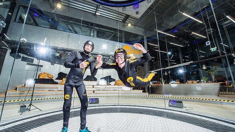 Zwei Personen im Windkanal beim Bodyflying bei Berlin
