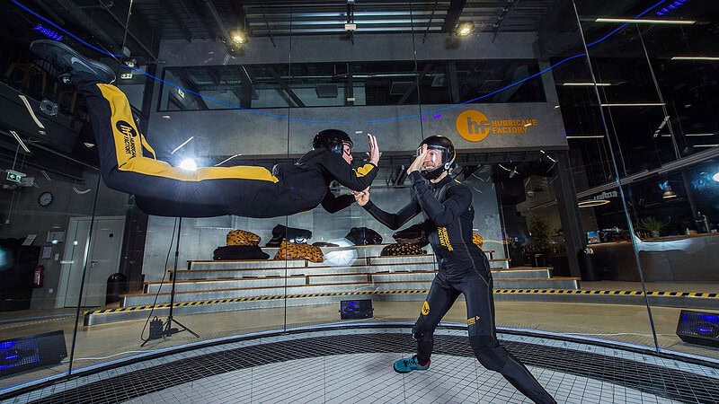 Zwei Personen im Windkanal beim Bodyflying bei Berlin