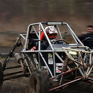 Person fährt sehr schnell mit Buggy, Buggy Tour in Leipzig