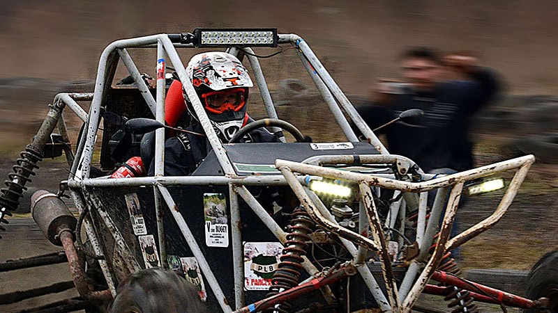 Person fährt sehr schnell mit Buggy, Buggy Tour in Leipzig