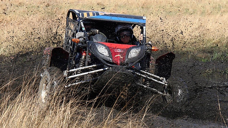 Buggy fährt durch spritzenden Schlamm, Buggy Tour in Leipzig