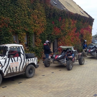 Buggys stehen in Schlange auf dem Hof, Buggy Tour in Leipzig