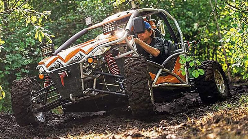Buggy fährt durch den Schlamm, Buggy Tour in Leipzig