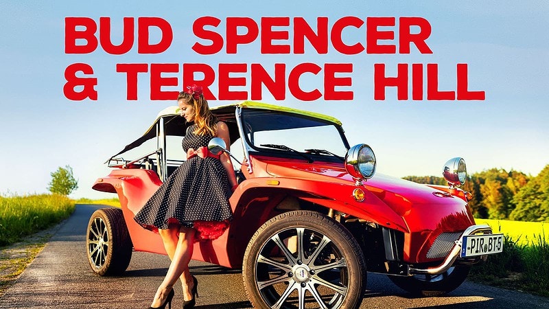 Schnitzeljagd mit dem Filmbuggy Frau steht vor Filmbuggy, Bud Spencer und Terence Hill