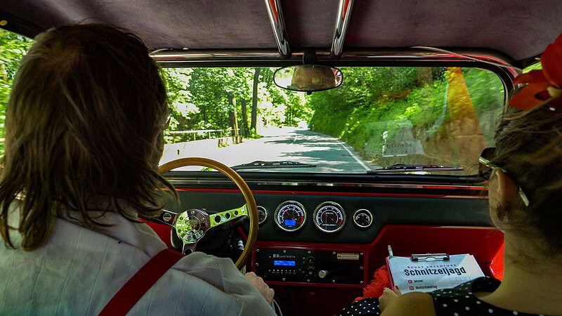 Paar fährt in Filmbuggy, Schnitzeljagd mit dem Filmbuggy Bud Spencer und Terence Hill
