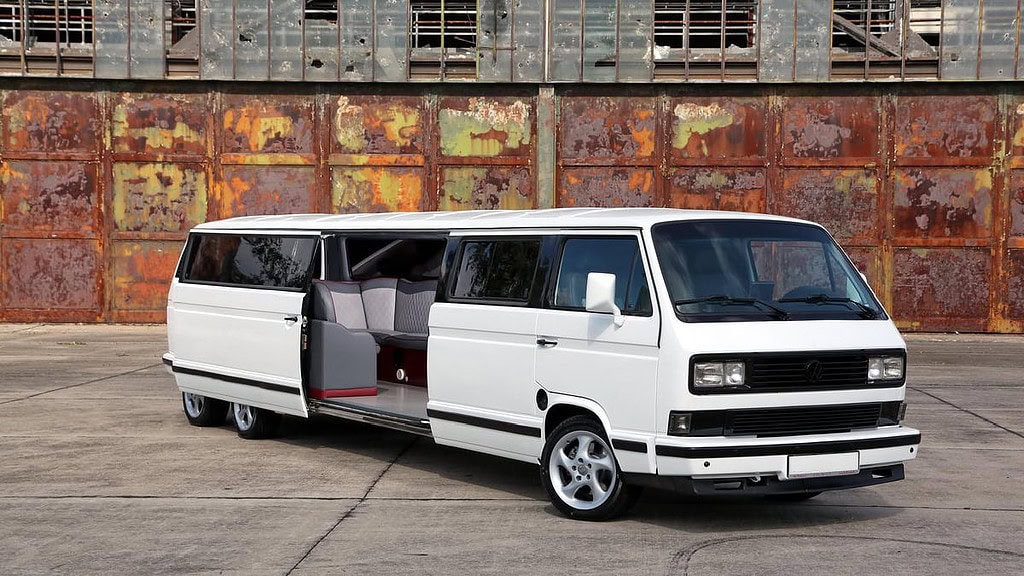 Bulli-2.jpg VW Bus Stretchlimousine mit geöffneten Türen in Berlin