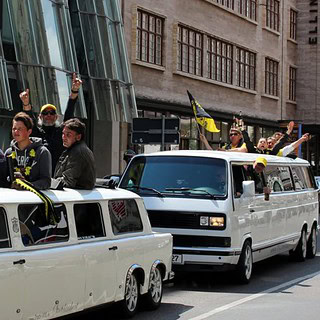 Personen bei ihrer Rundfahrt durch Berlin in der VW Bus Stretchlimousine