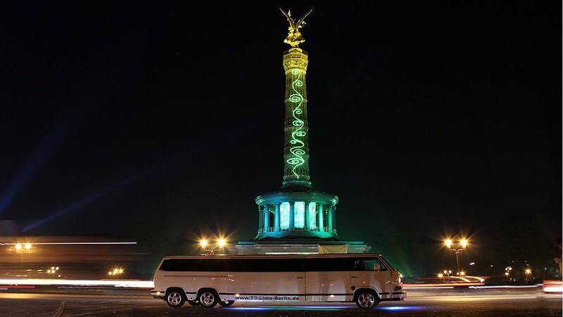 VW T3 Stretchlimousine bei Stadtrundfahrt durch Berlin vor der Siegessäule