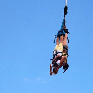 Bungee-Jumping-in-Leipzig.jpg Zwei Personen beim Bungee Jumping in Leipzig