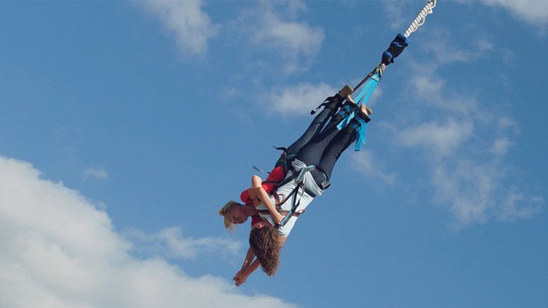 Zwei Personen Springen beim Bungee Jumping in Leipzig