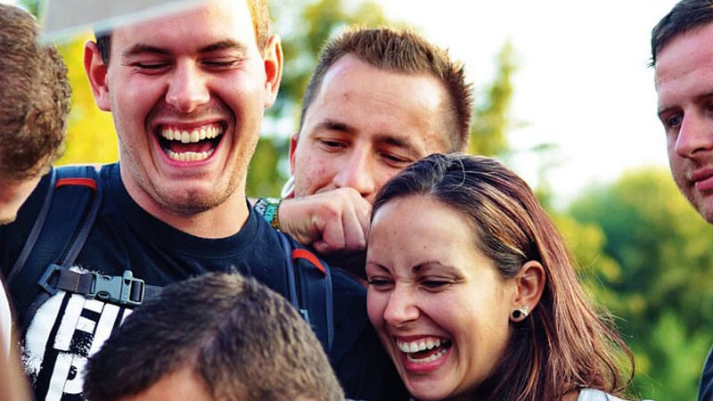 Gruppe von jungen Menschen freuen sich beim Bungee Jumping in Leipzig
