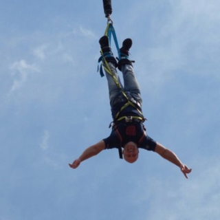 Bungee Jumping in Leipzig - Mann springt herunter