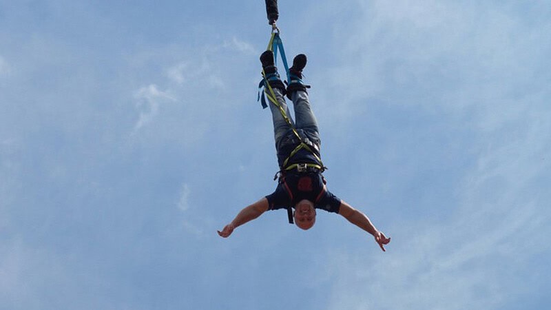 Bungee Jumping in Leipzig - Mann springt herunter