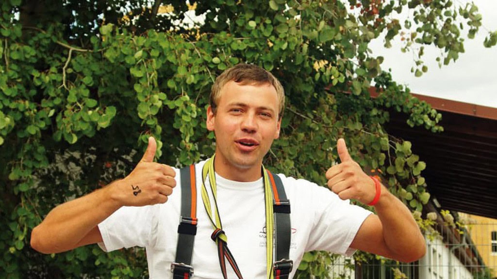 Bungee-Jumping-in-Leipzig5.jpg Person freut sich nach Bungee Jumping in Leipzig