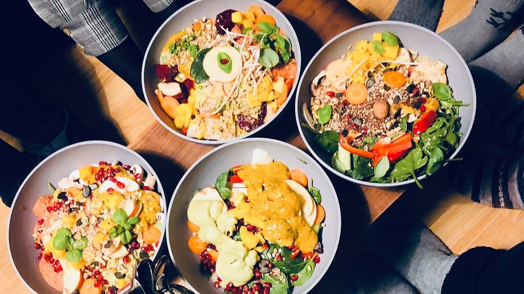 Business-Bowl-Freunde8.jpg Business Bowl für Familien und Gruppen - die fertigen Bowls stehen auf dem Tisch