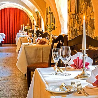 Innenbereich eines Candle Light Restaurants.